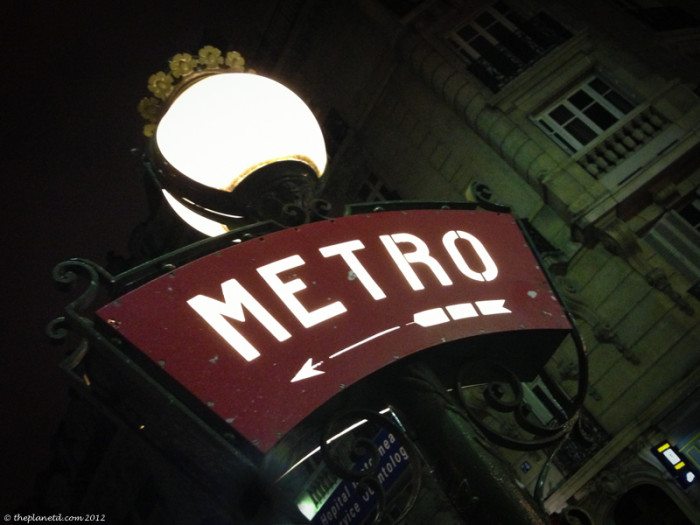 paris metro sign