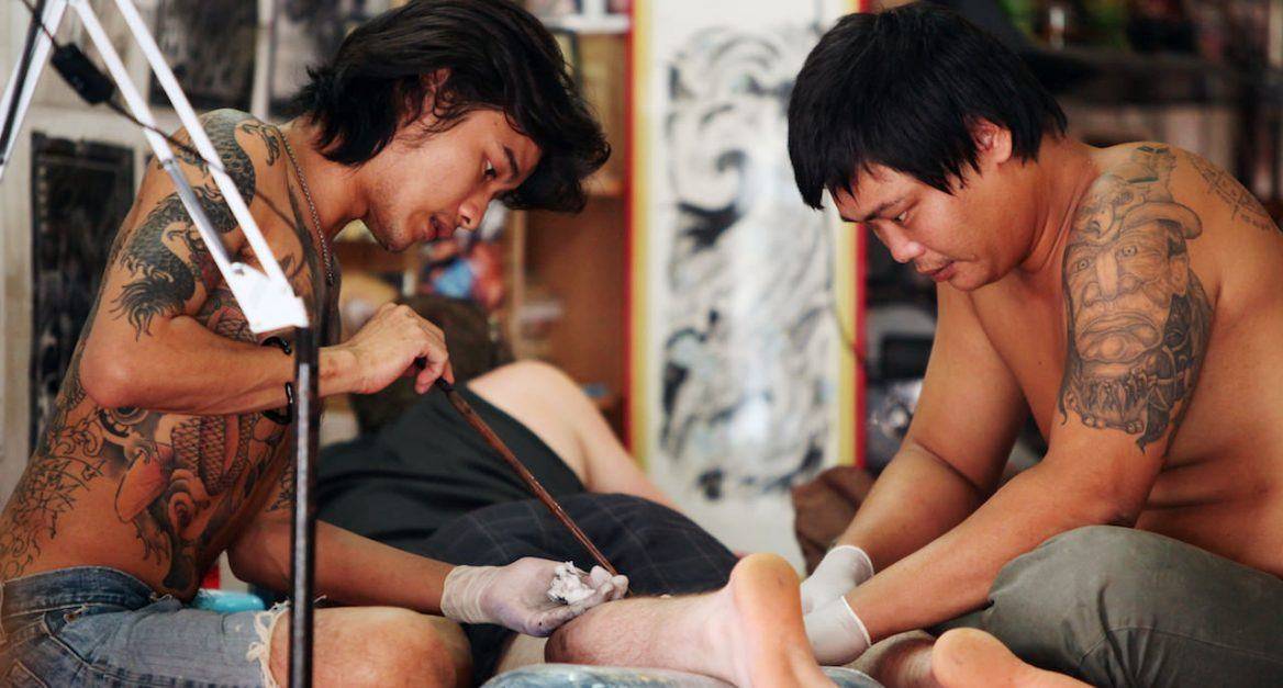 Татуированные азиатки хотят жесткого группового секса с парнями и анальное ДП