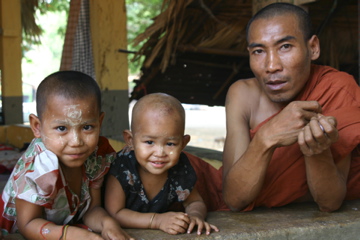 Myanmar-Golden-Rock-Monk-tradition Myanmar-Golden-Rock-Monk-tradition