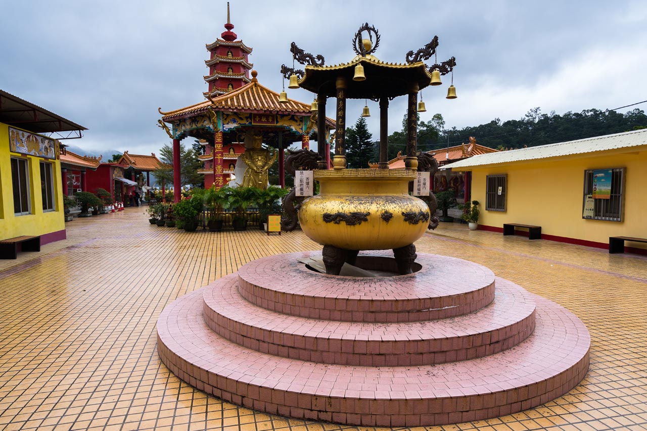 10000 buddhas temple grounds