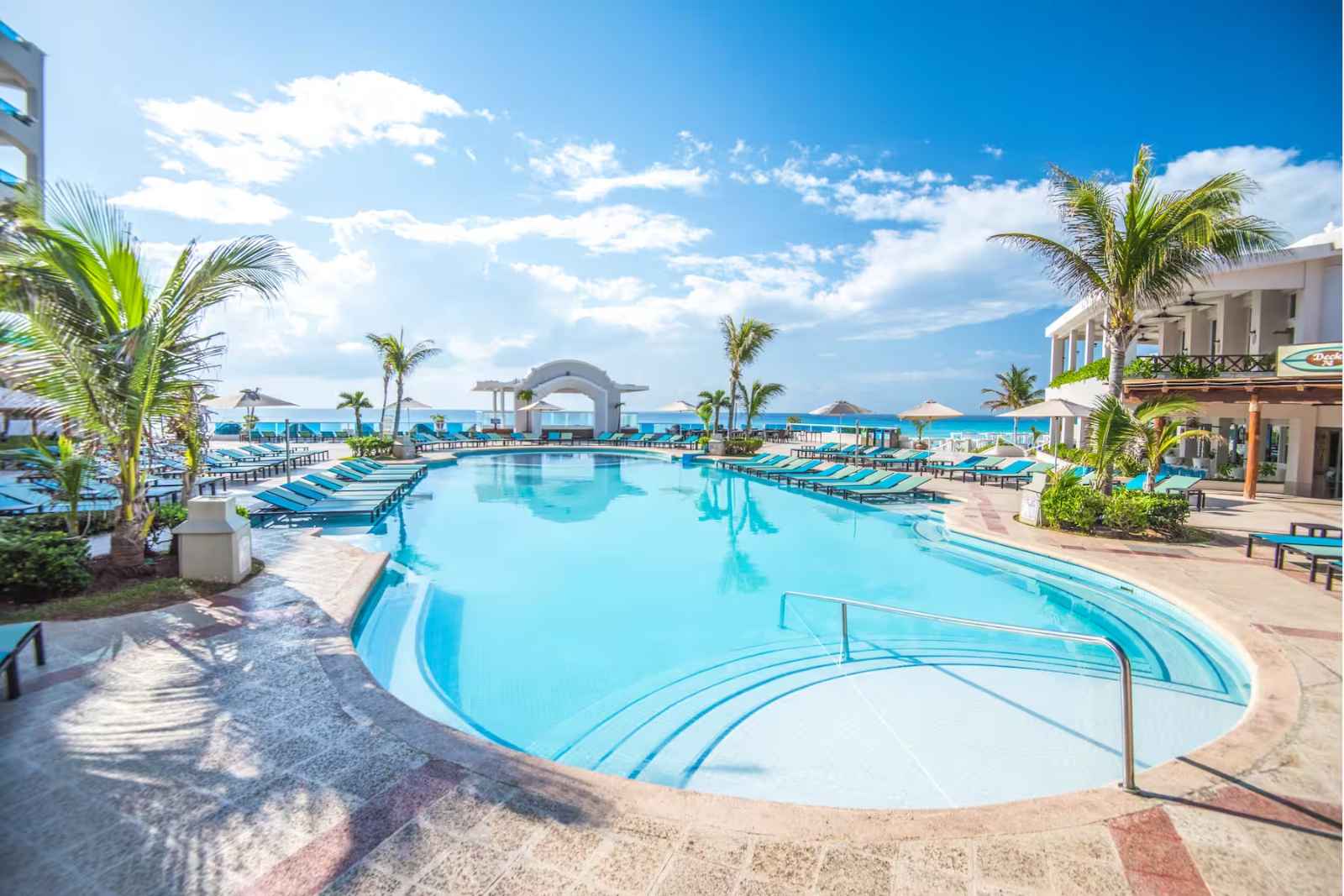 All Inclusive Resorts in Cancun Wyndham Alltra Cancun pool