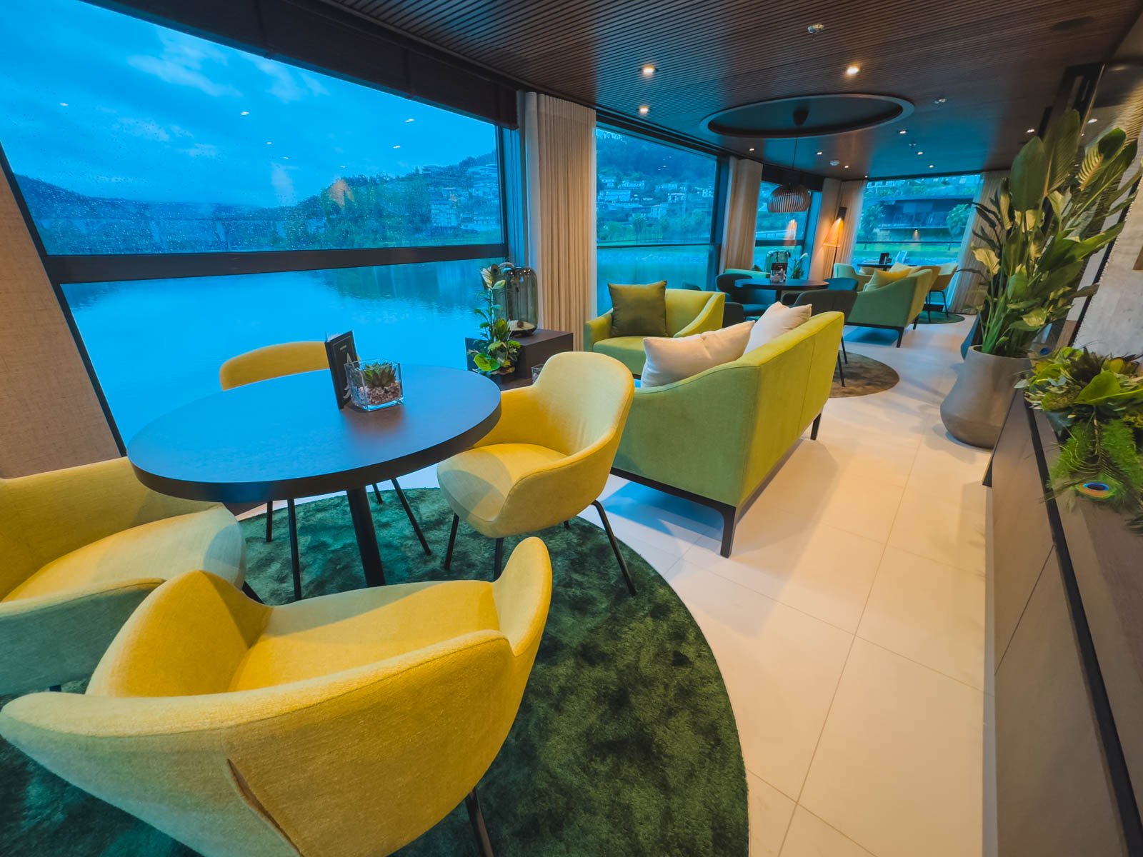 o Club Lounge do navio Avalon Alegria