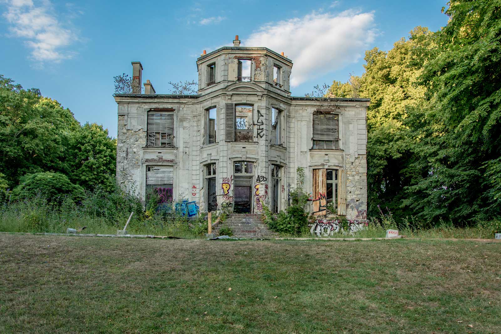 Best Day Trips From Paris Goissainville the abandoned ghost town