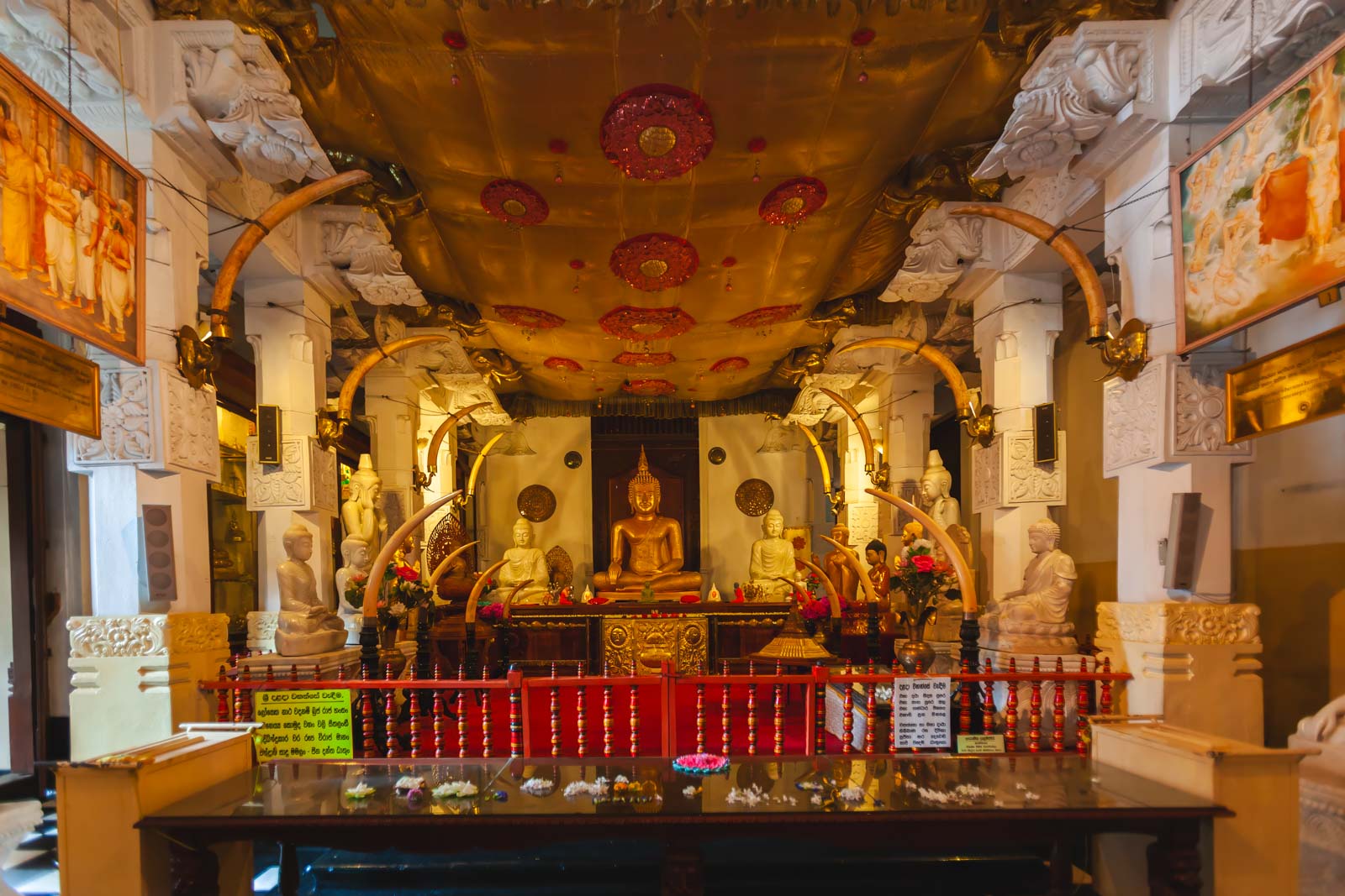 Best things to do in Sri Lanka Temple of the Sacred Tooth