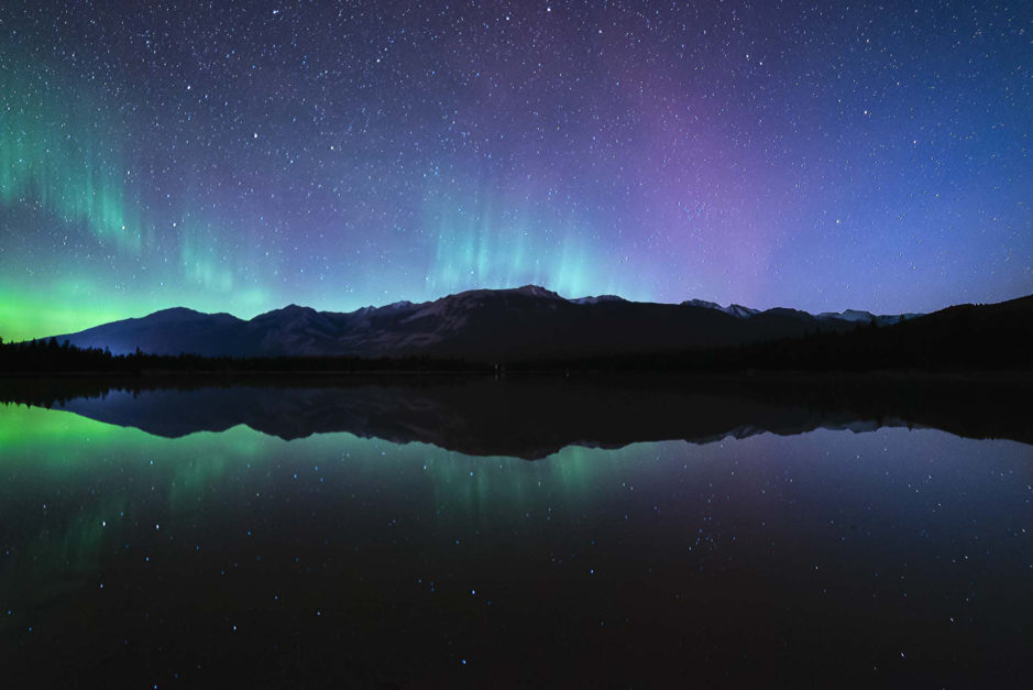 northern lights rocky mountains canada