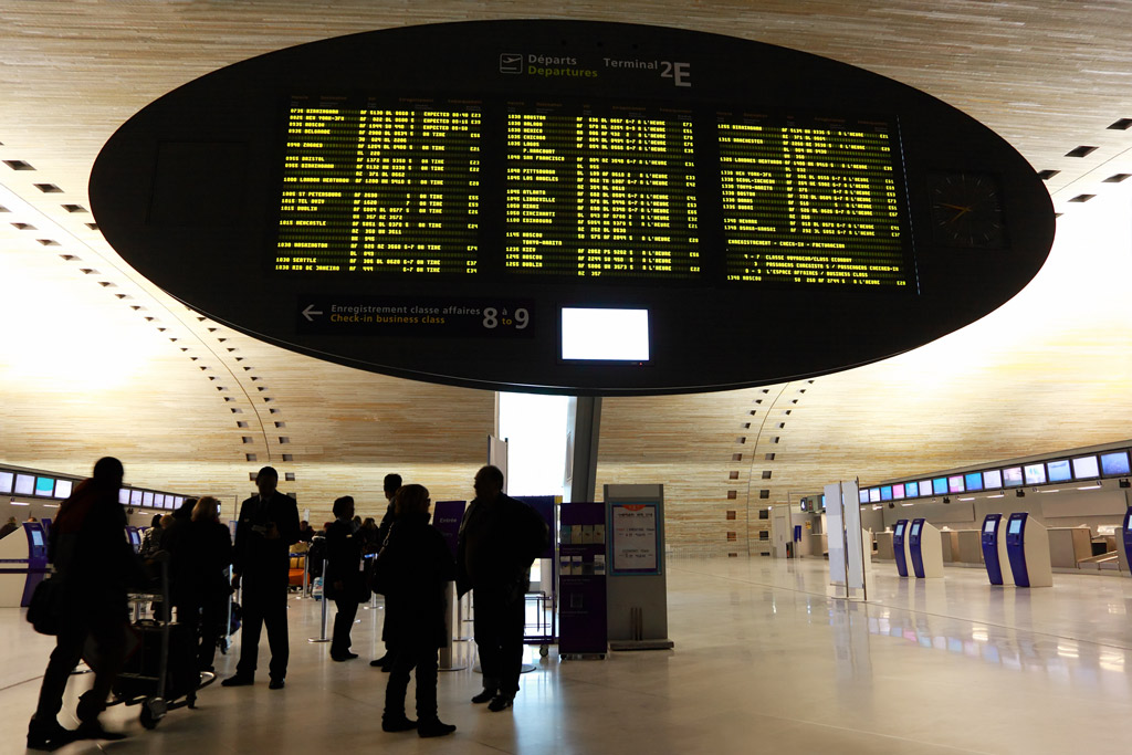 airport shuttles and trains to paris