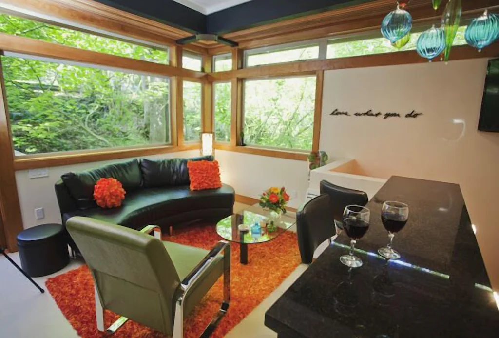 Urban Tree House Cabin Rental in Washington with hot tub