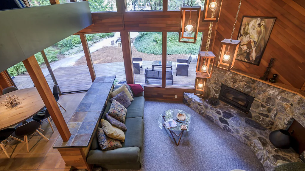 Cozy Cabins in Washington State Snowline with hot tub