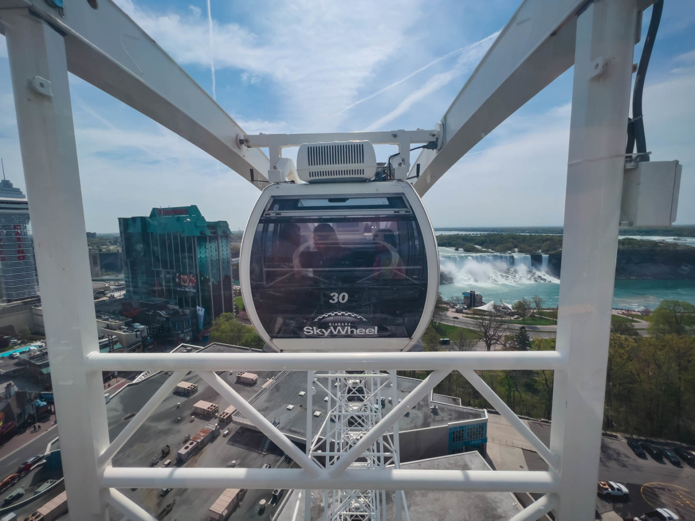 Diversão em Clifton Hill Pass vista Niagara Skywheel