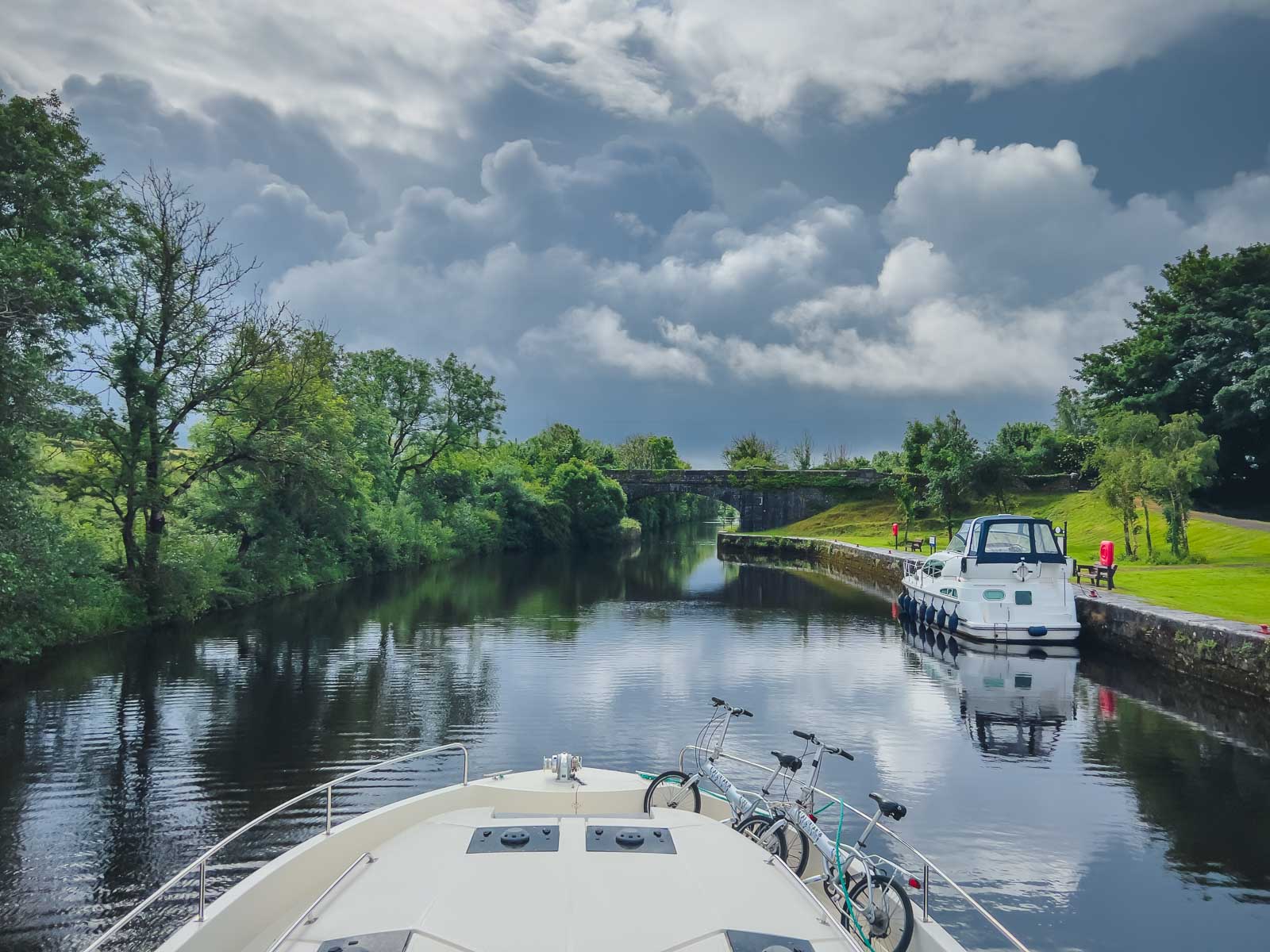 Cruising on the Shannon River with Le Boat