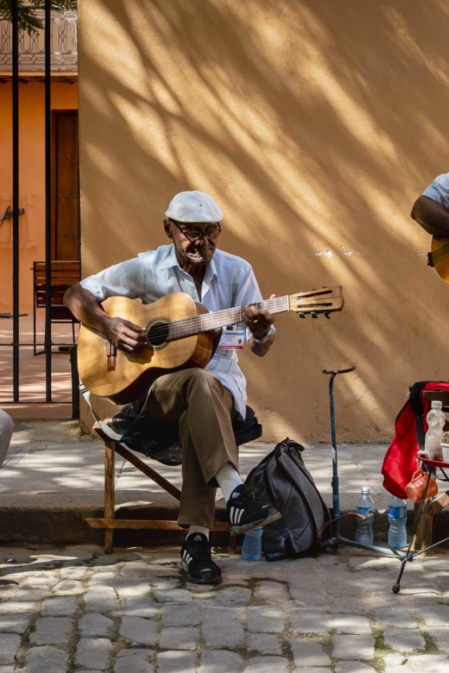 interesting facts about cuba - old man playing guitar