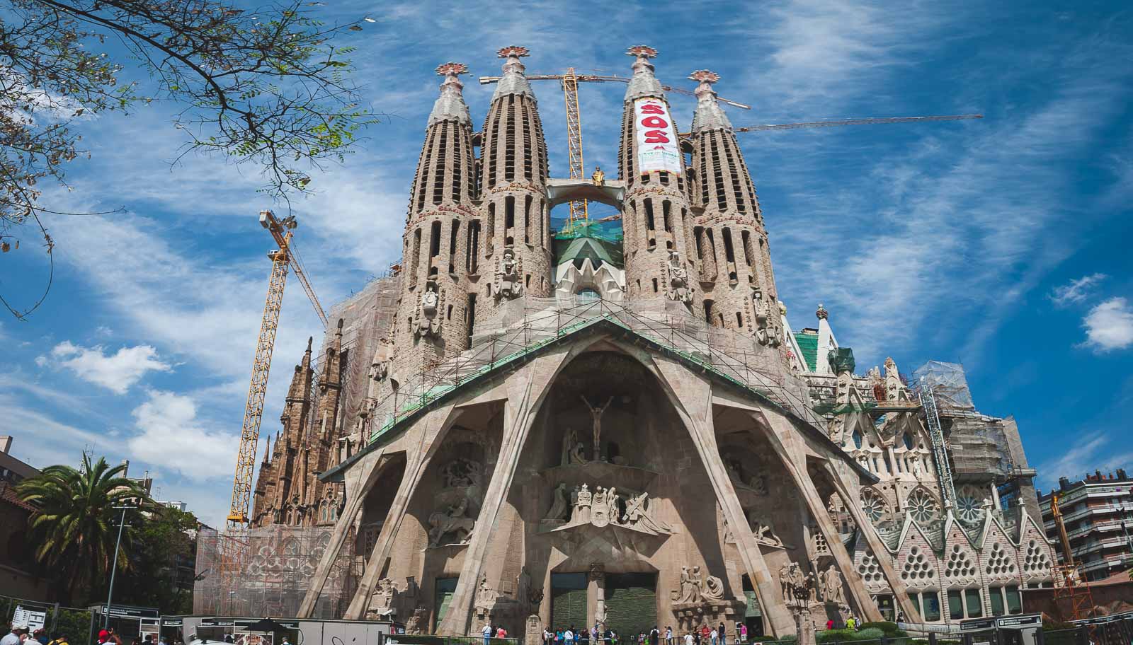 gaudi sagrada familia di barcelona |  katedral gaudi barcelona