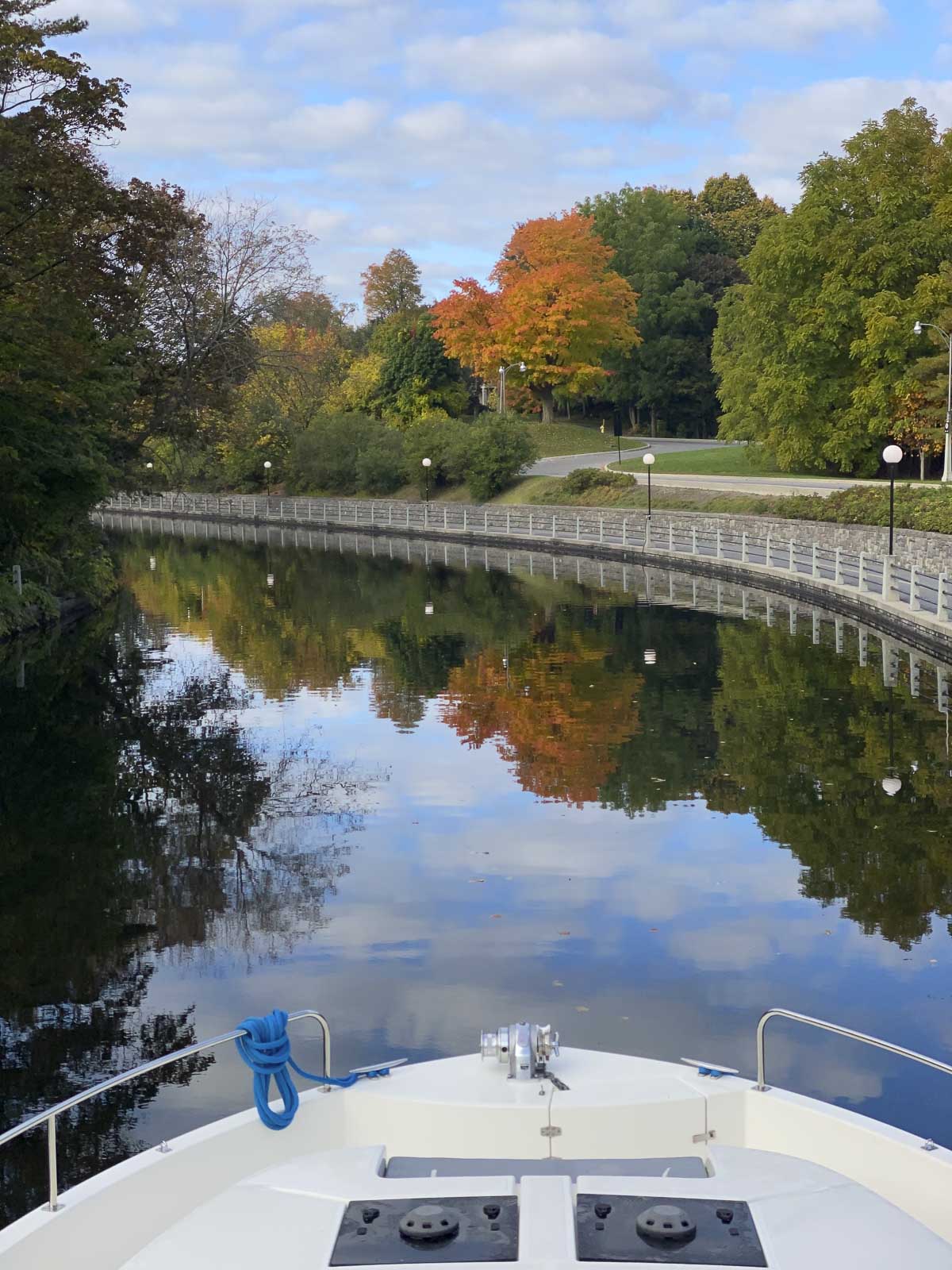 Downtown view on the Ottawa Canal Le Boat