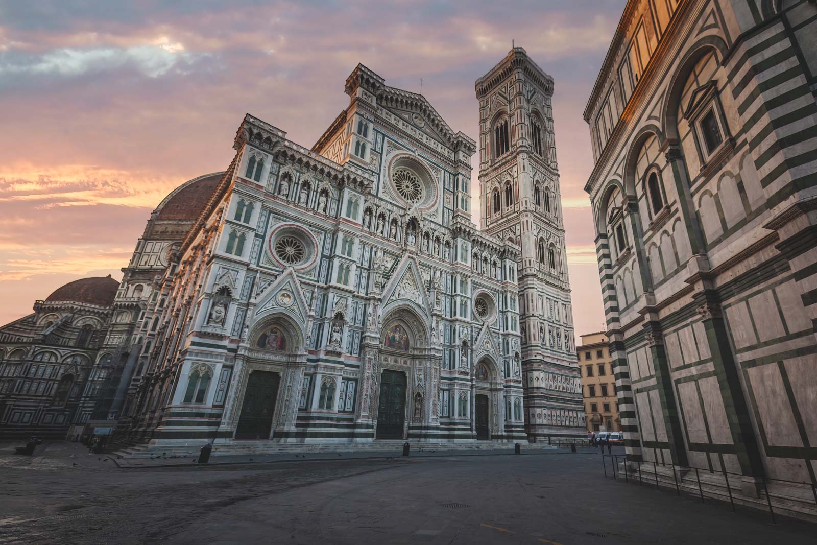 Piazza Del Duomo no nascer do sol de Florença