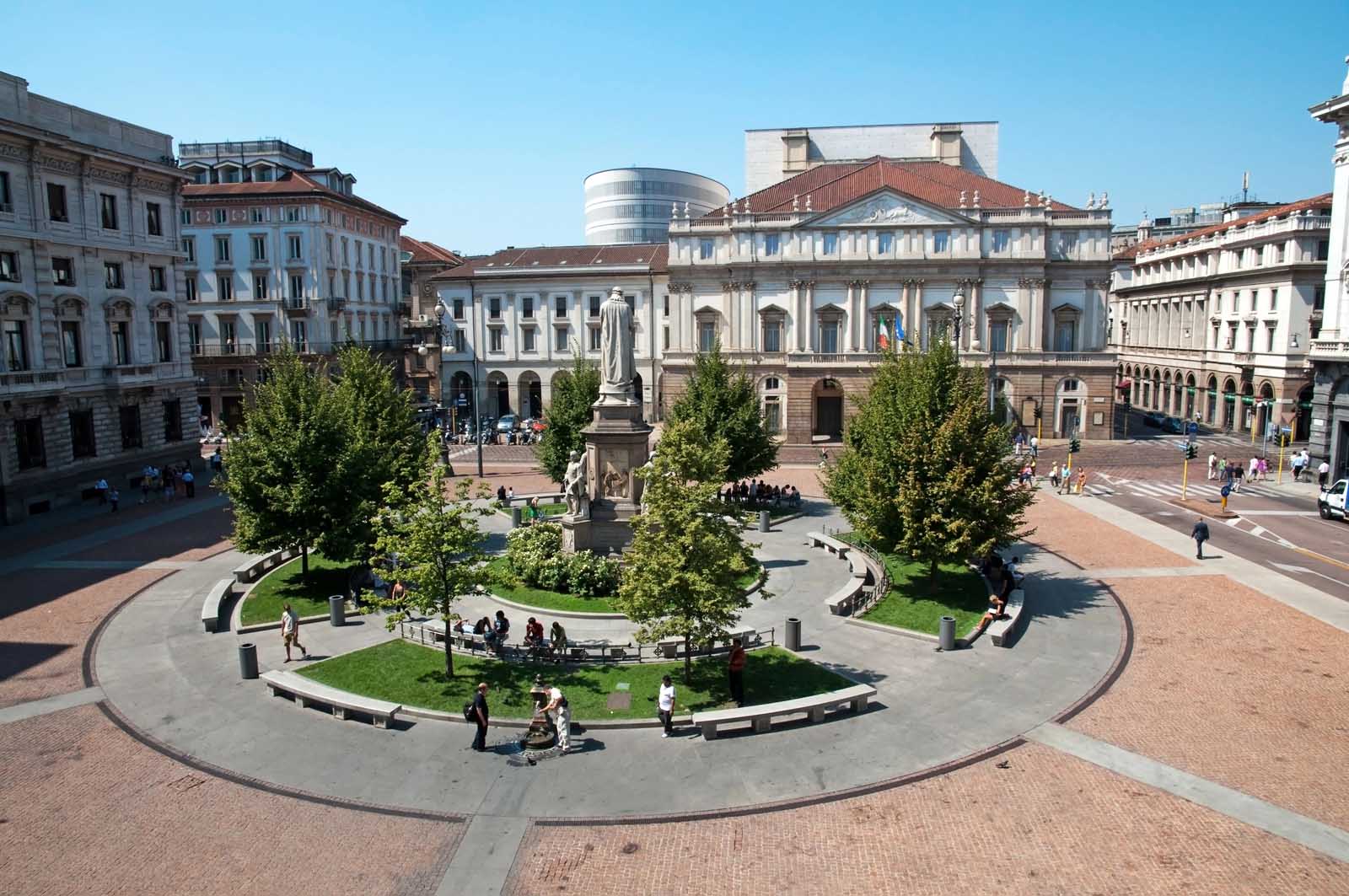 Piazza della Scala in the afternoon