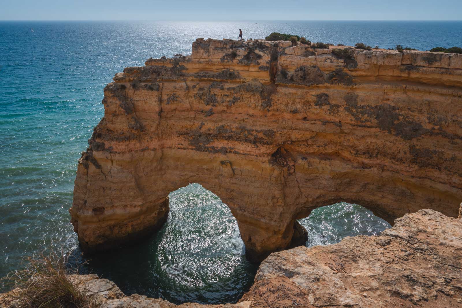 Formações rochosas na Trilha dos Sete Vales Suspensos no Algarve