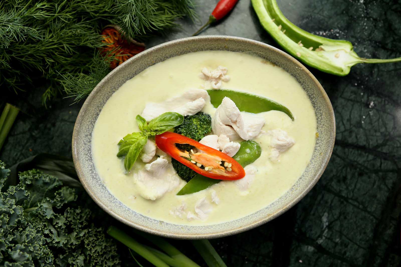 Thailändisches Essen Grünes Curry Hühnchen