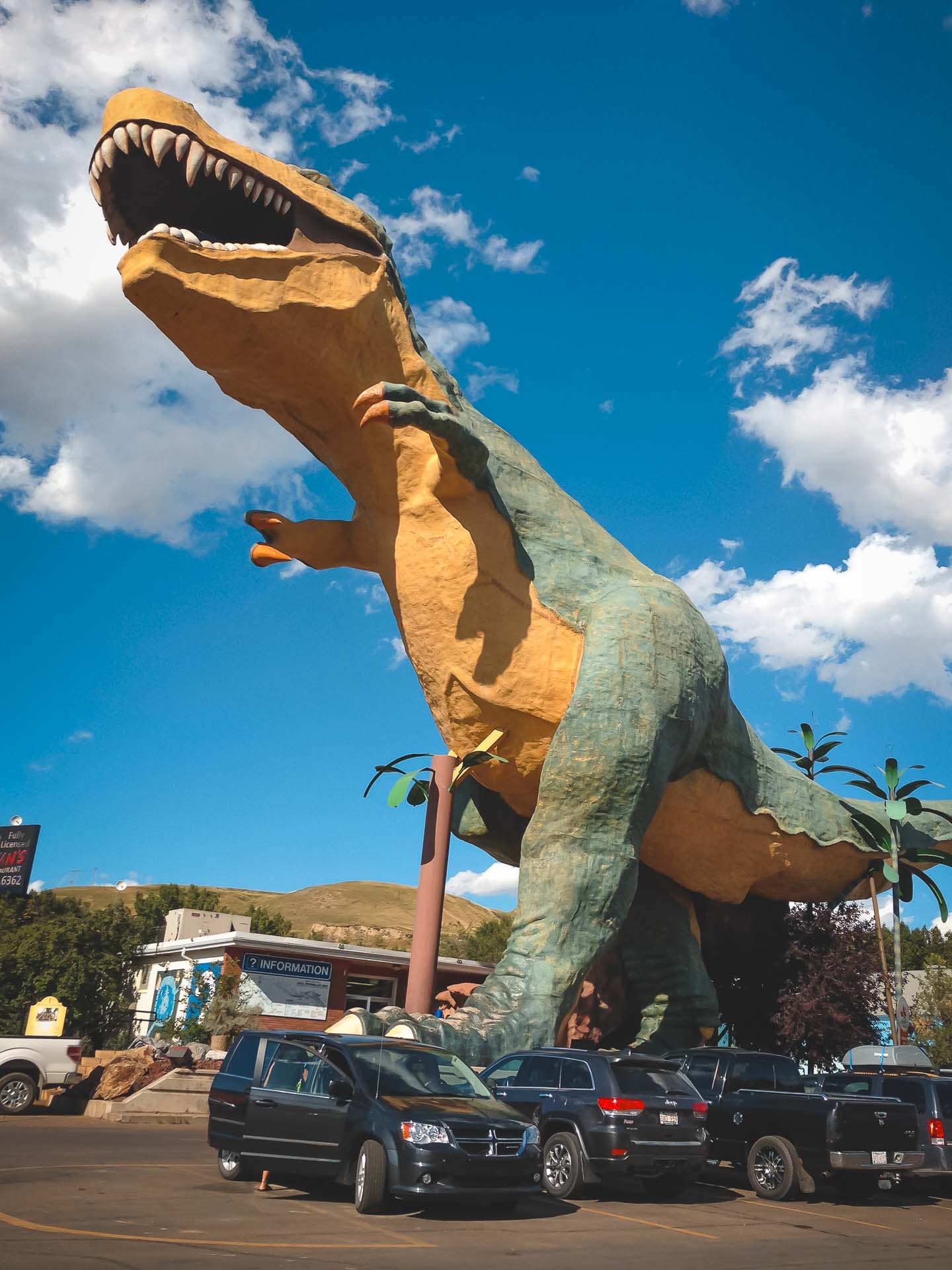 world's largest dinosaur alberta drumheller