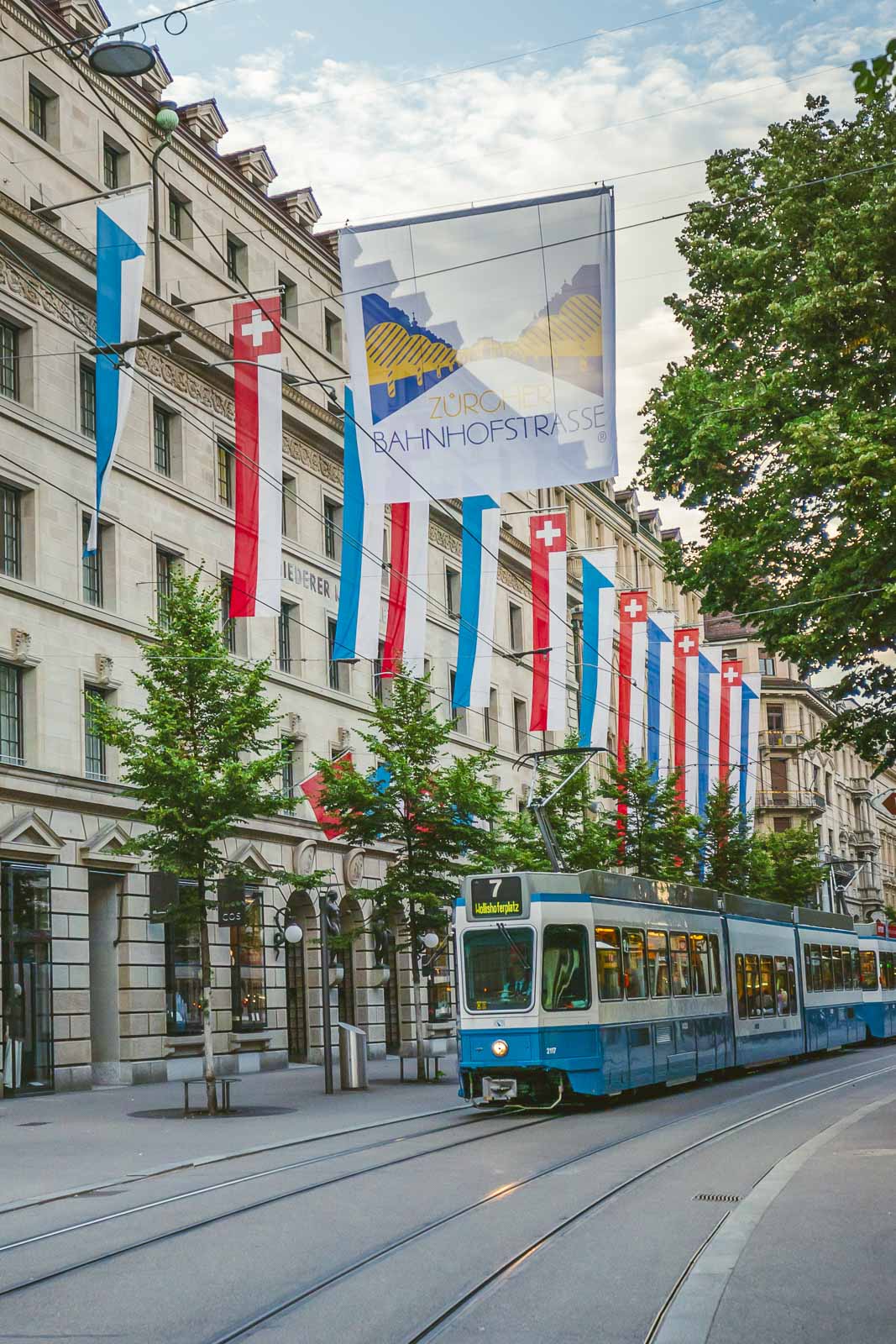 how to get around zurich streetcars