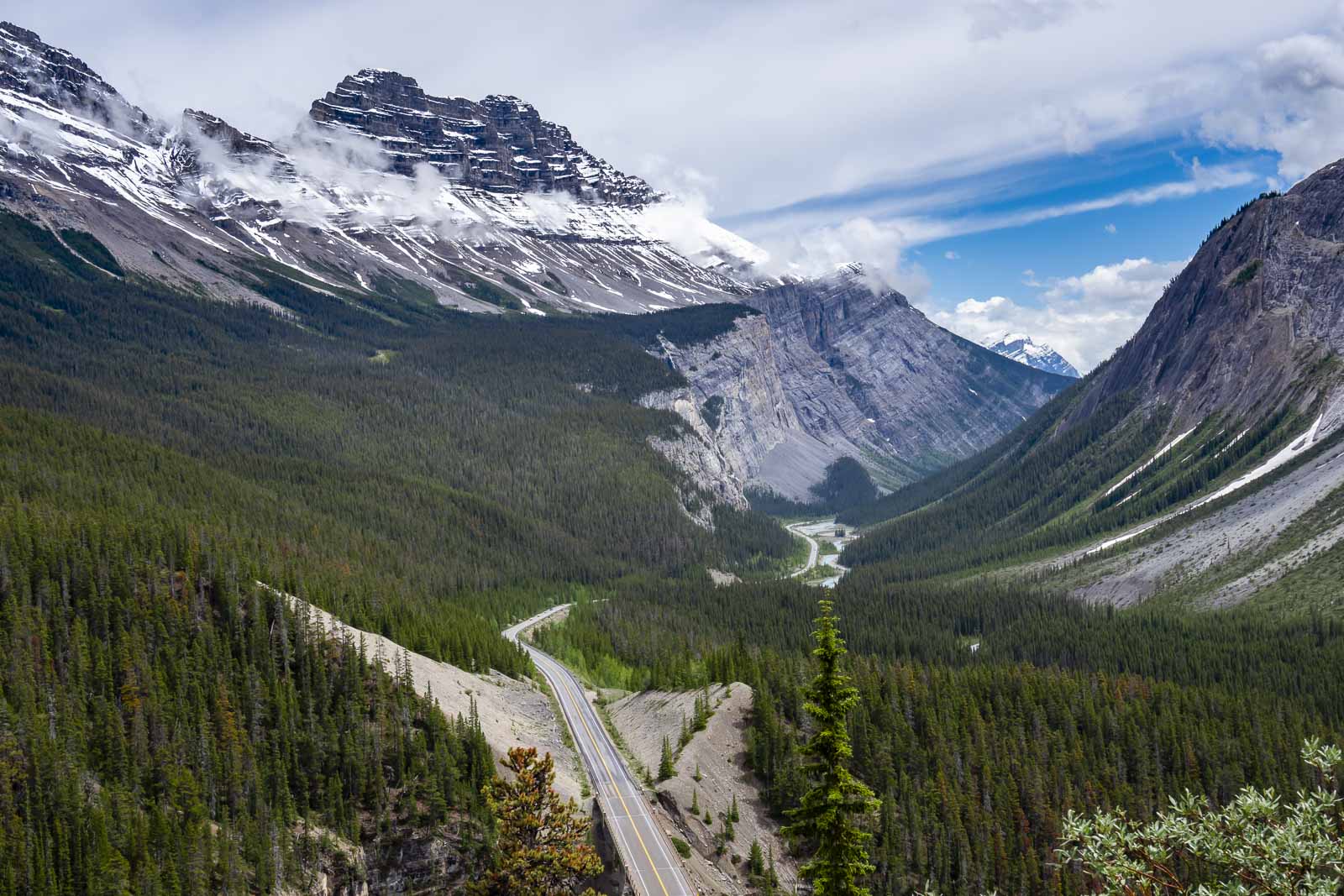 Driving the Icefields Parkway in Banff