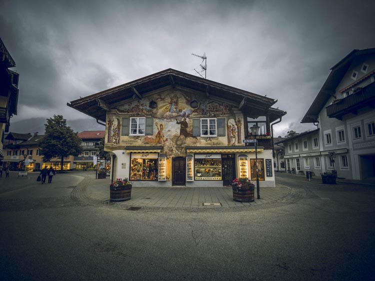 explore the Painted houses of Garmisch Partenkirchen