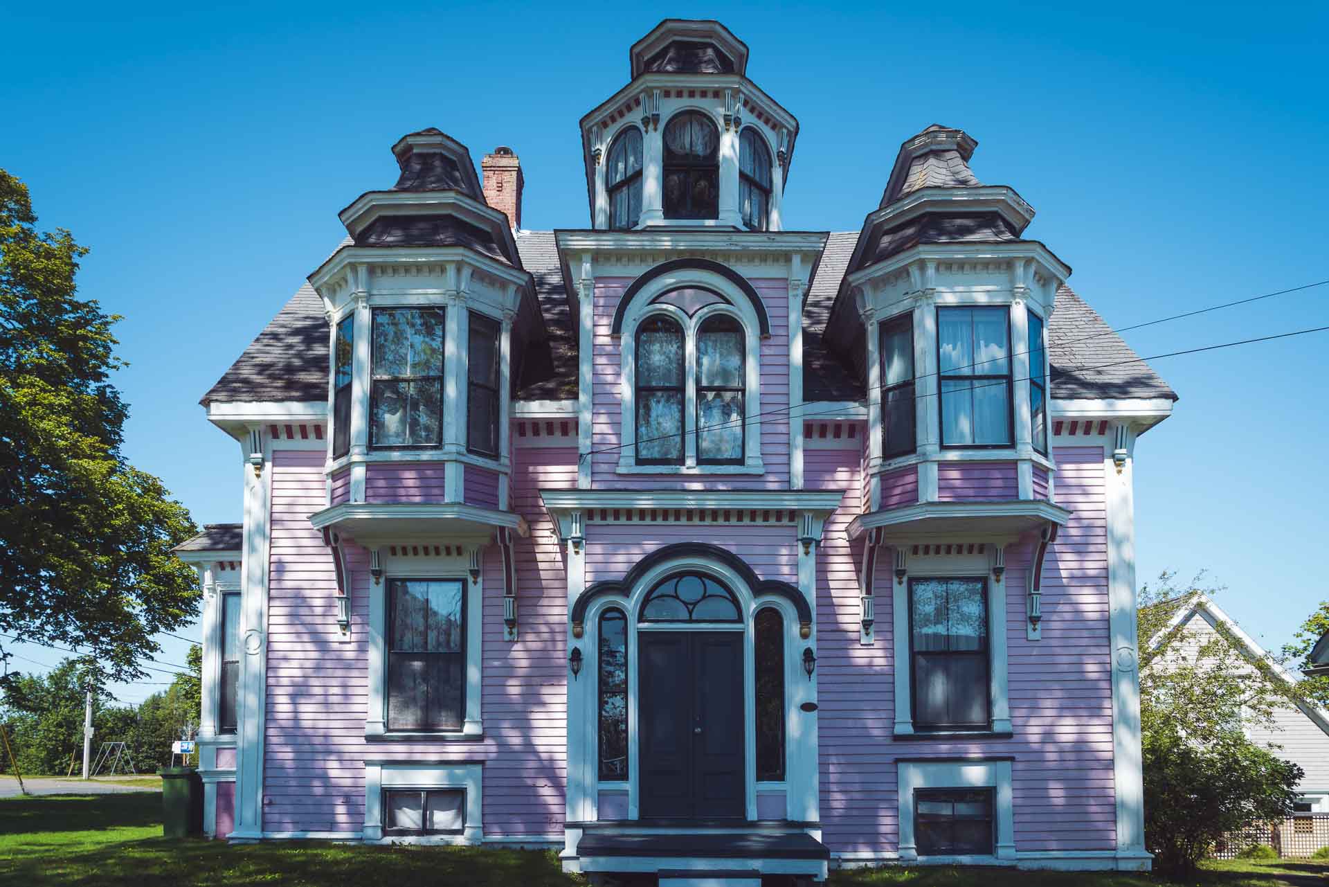 things to do in lunenburg colourful house 