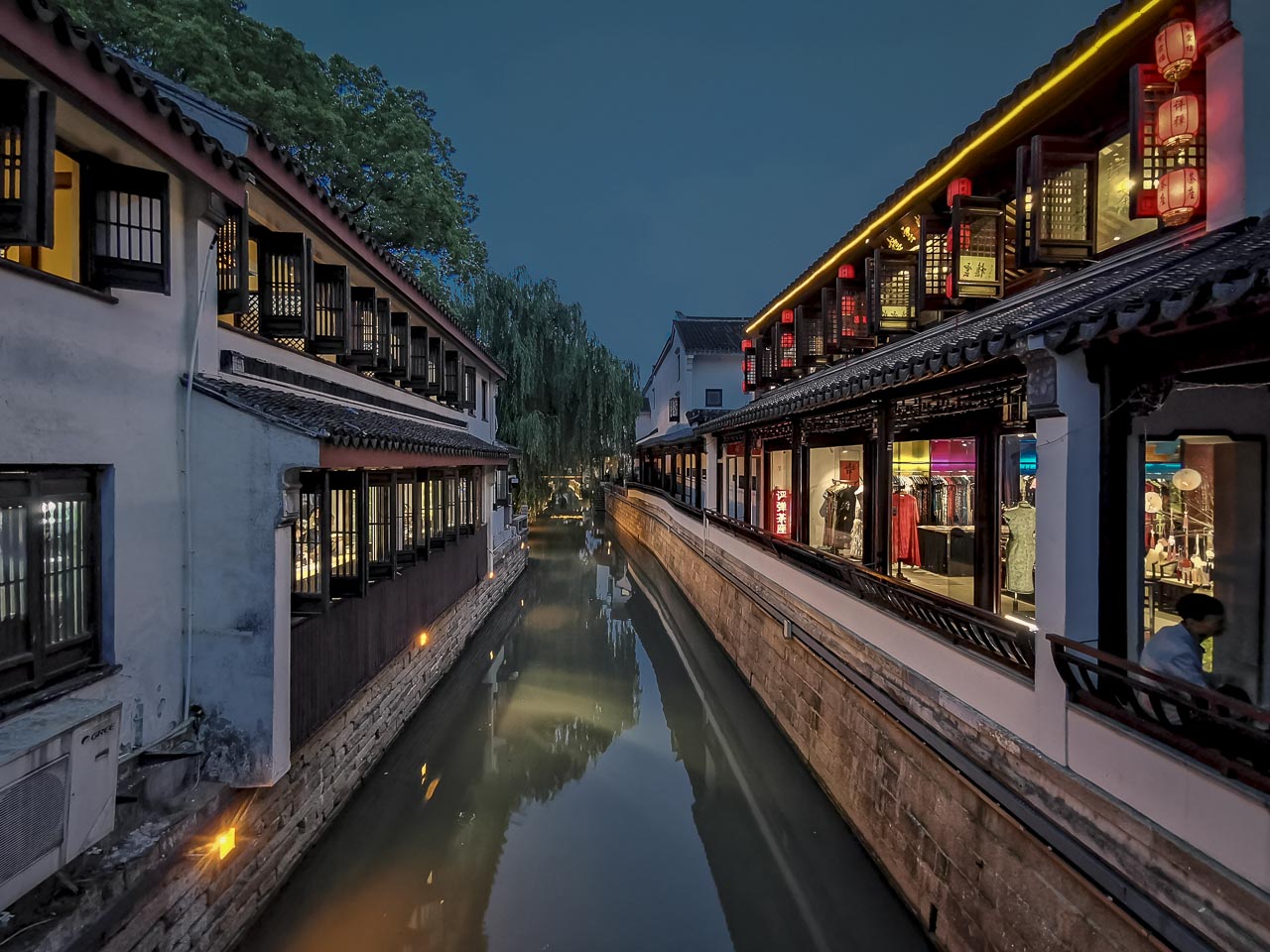 Pingjiang Road at night