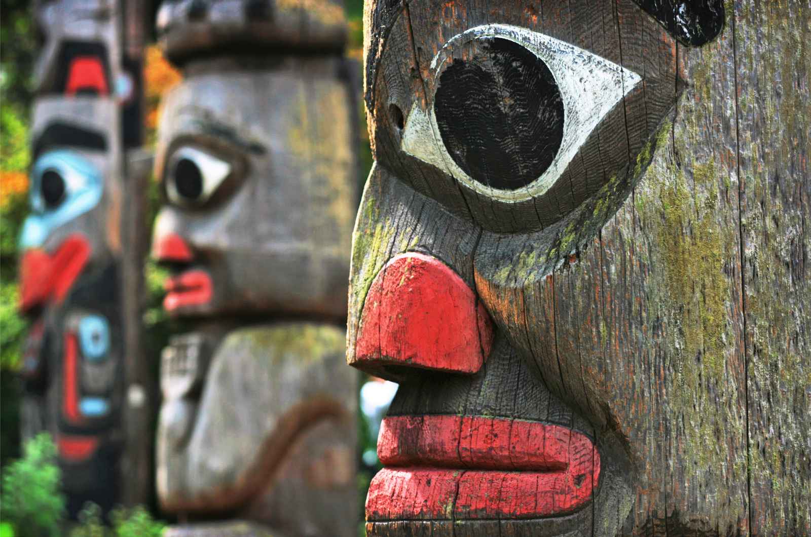 Things to do in Victoria BC Totems at Thunderbird Park