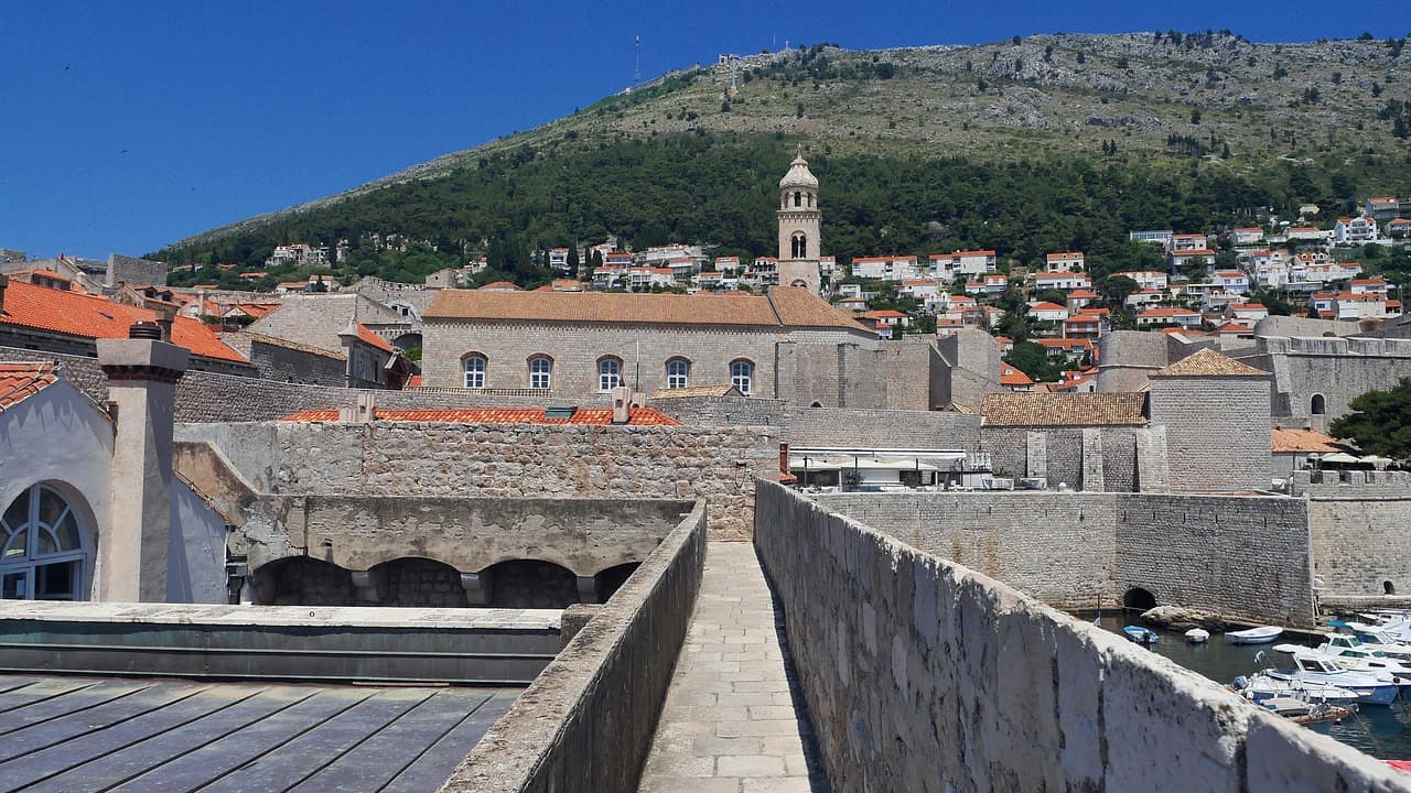 Where-to-stay-in-dubrovnik-old-town-walls