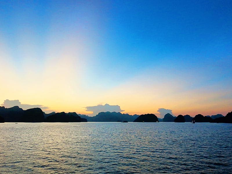 bai tu long bay vietnam sunset