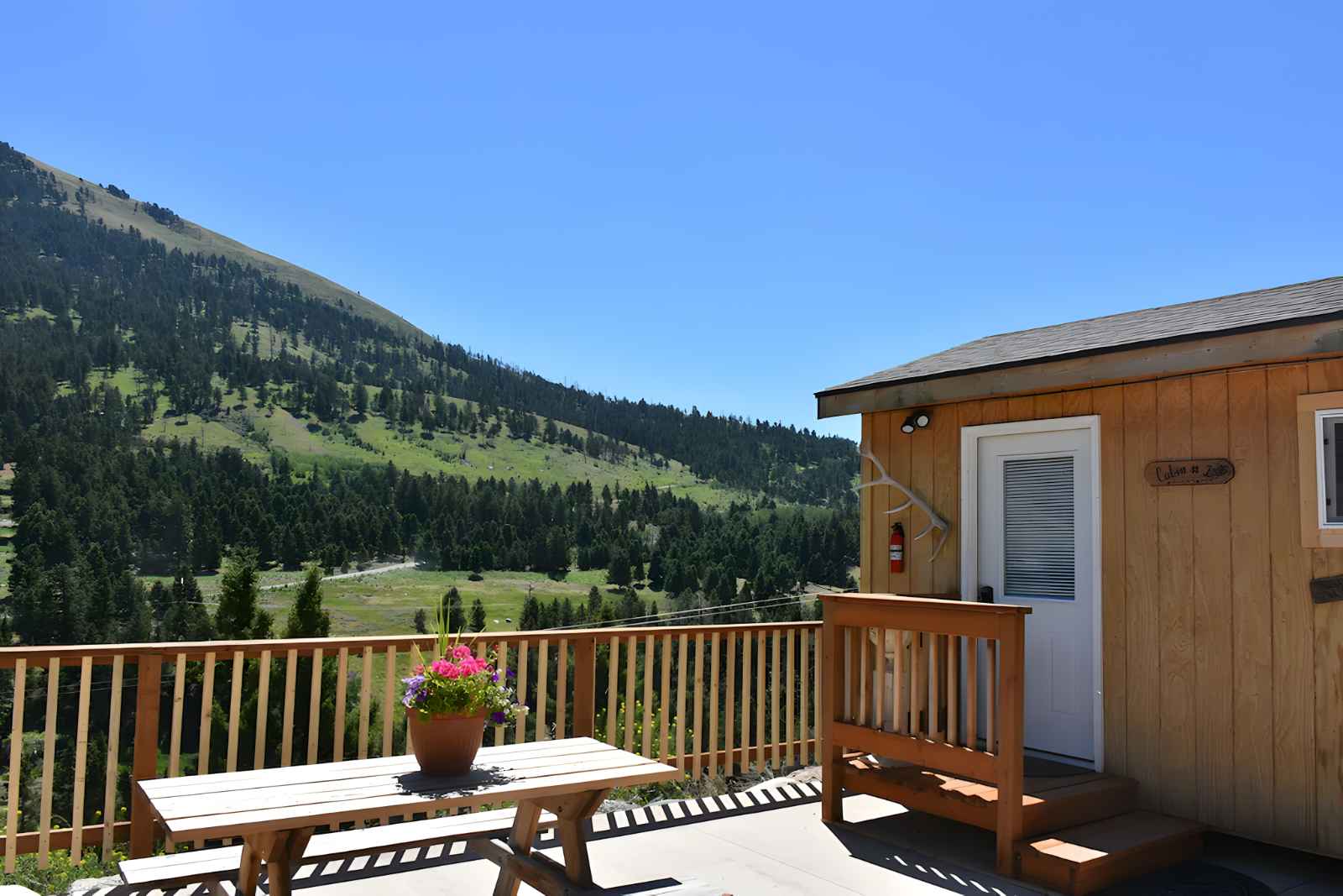 best cabin rentals near Yellowstone Beat Creek