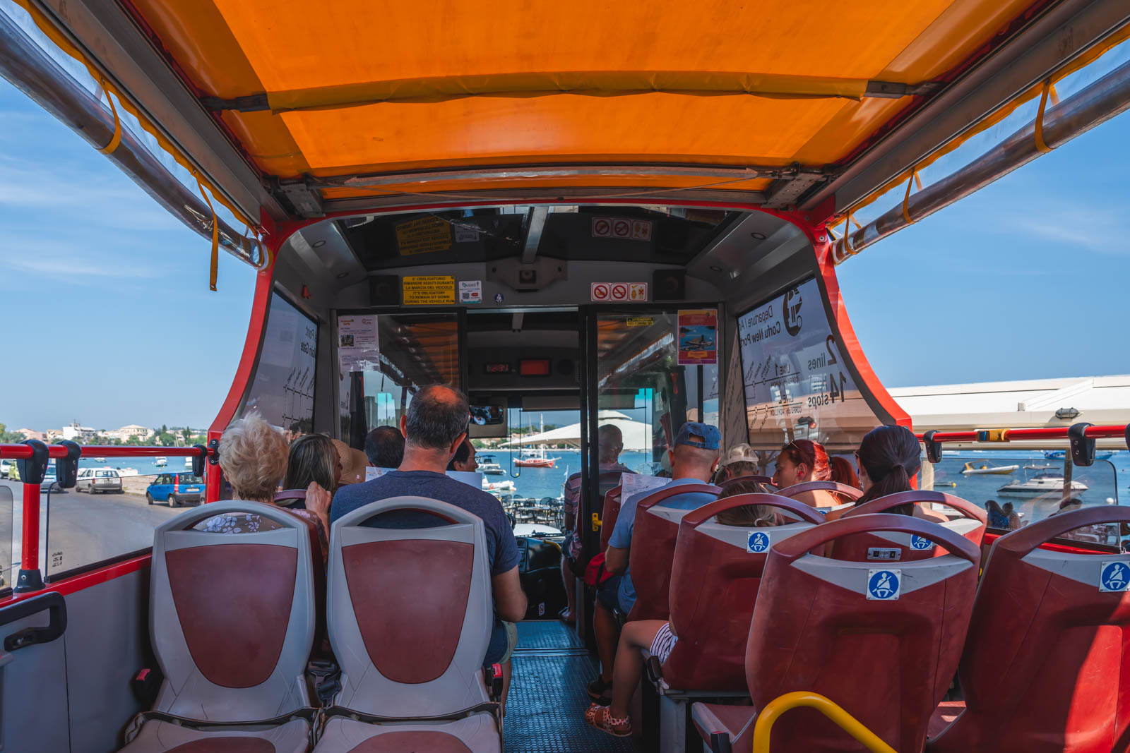 Ônibus hop on hop off na cidade de Corfu, Grécia
