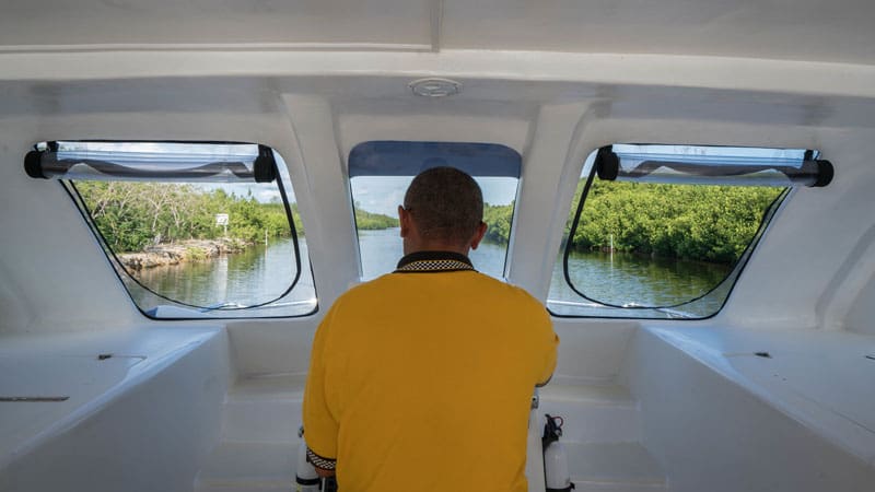 boat tour things to do in the cayman islands