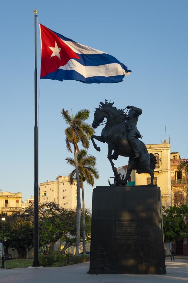 fun cuba facts - cuban flag with statue in square