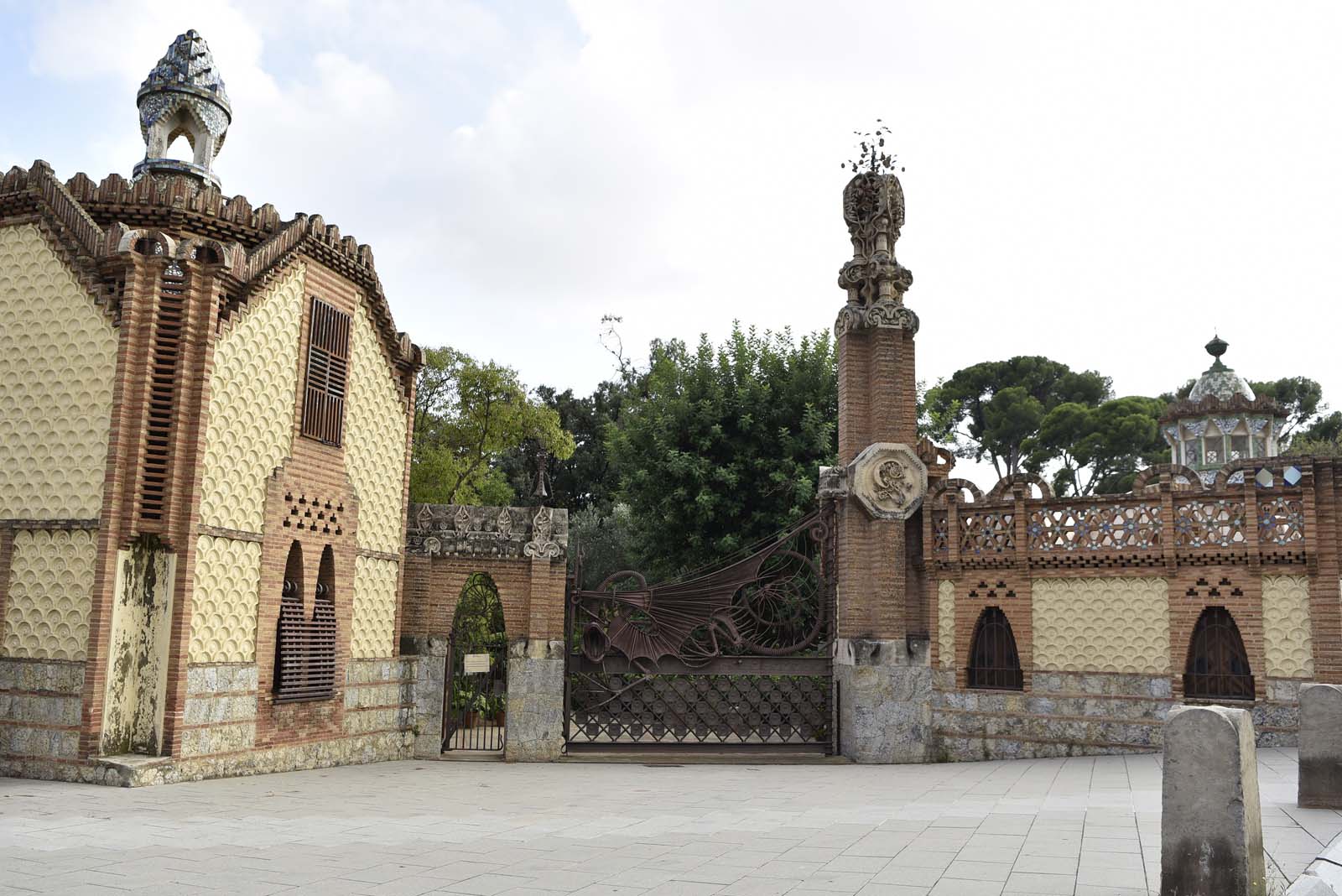 pavellons guell barcelona gaudi works