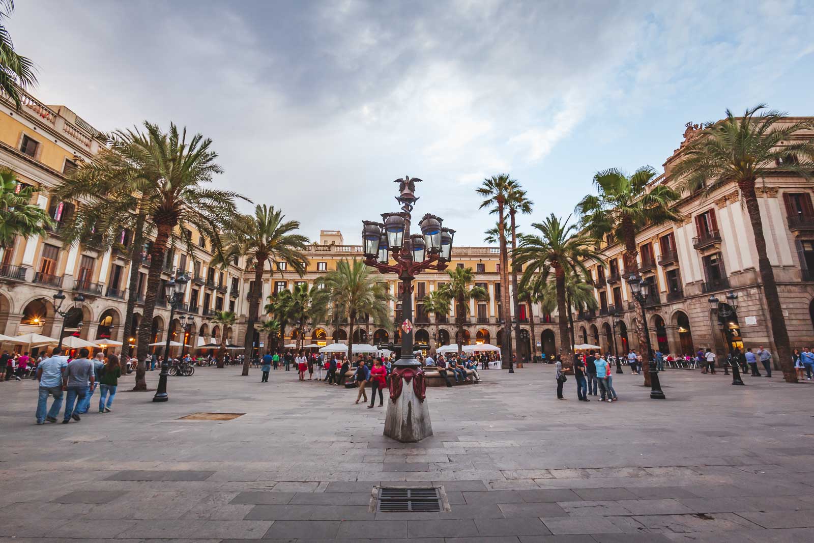 gaudi lampost placa riel