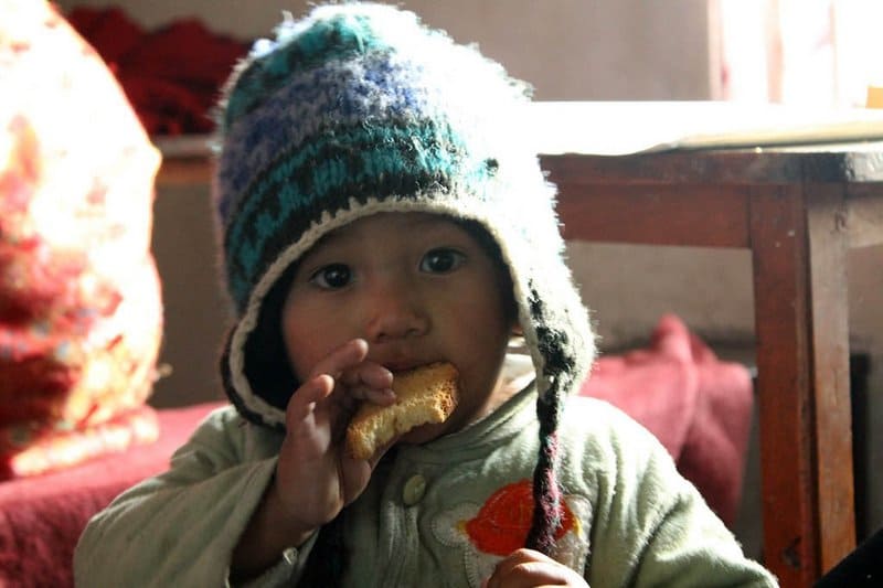 solo travel India - himachal pradesh - daughter of Tibetan family in Dharamshala