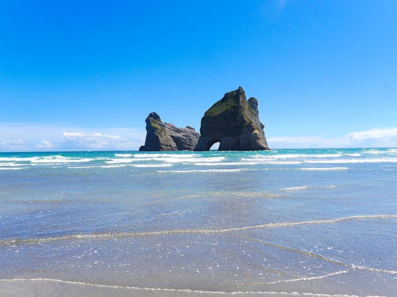 hitchiking new zealand rocks