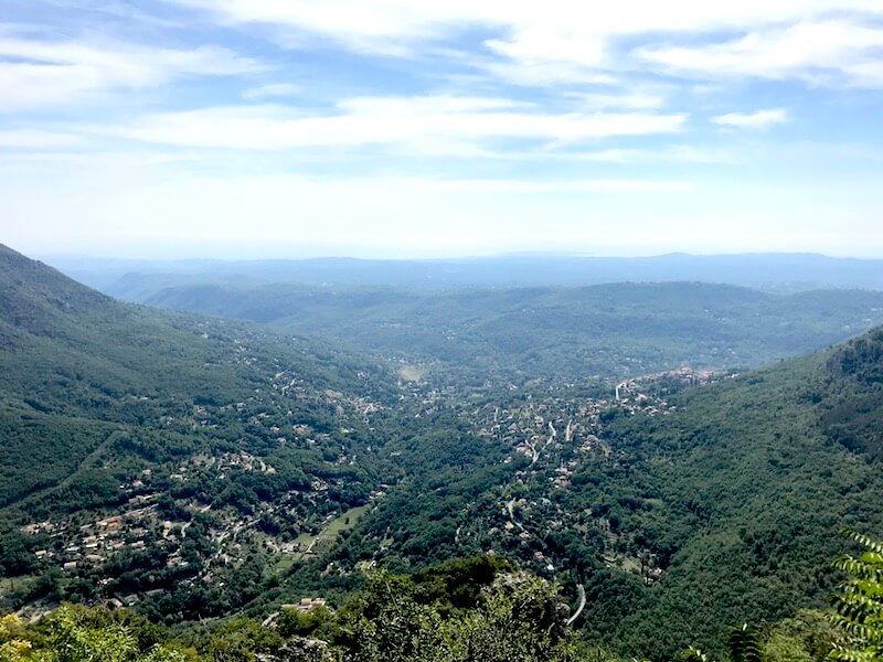 vista de la Costa Azul desde el pueblo'Azure from village