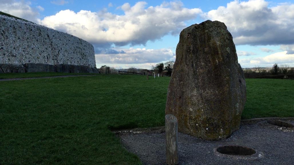 stones surrounding newgrange