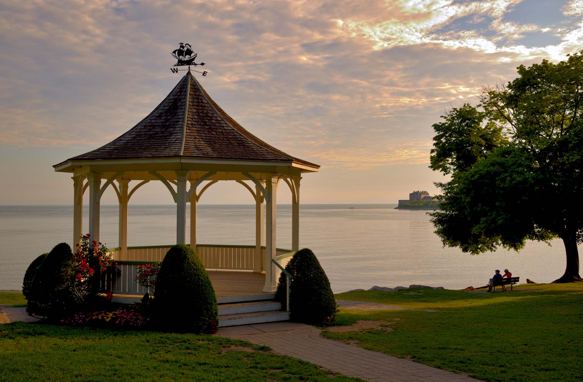 gazebo at queen's royal things to do in niagara on the lake