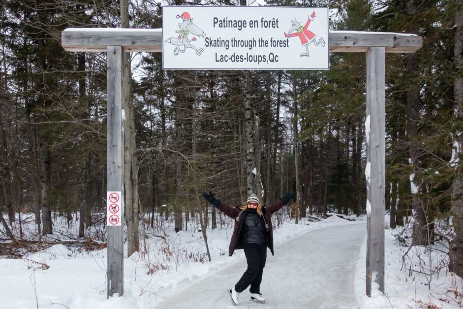 patinando en una pista de hielo en Ottaw bajo un cartel bilingüe