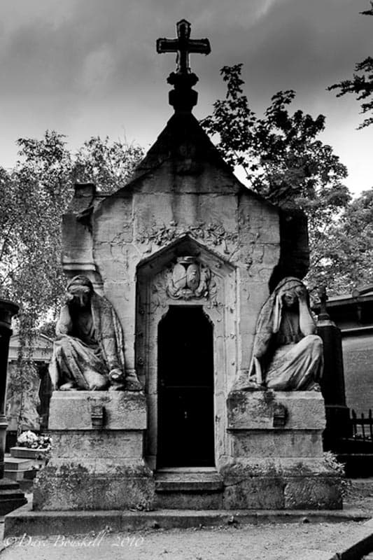 Cimetiere pere lachaise guardian tomb