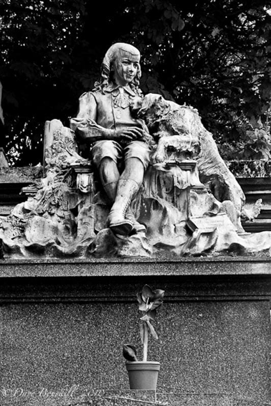 Cimetiere pere lachaise young boy tomb