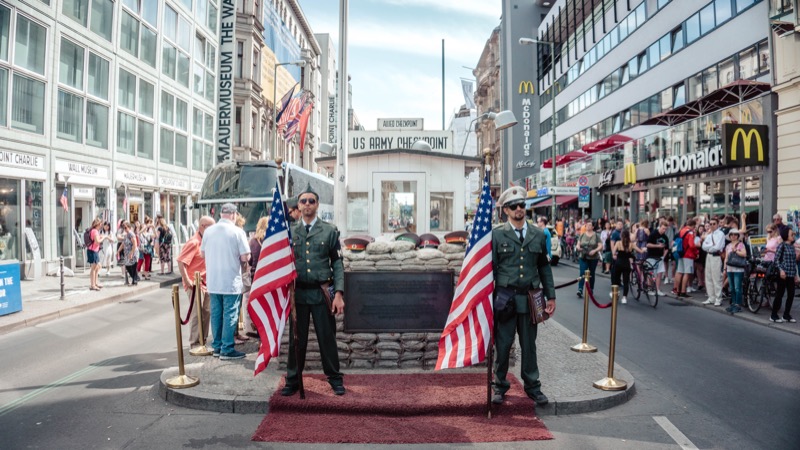 berlin sightseeing checkpoint charlie