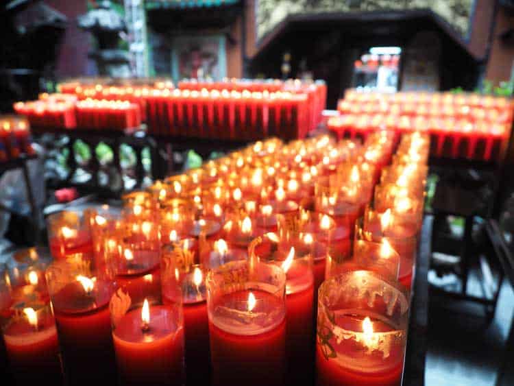 taiwan itinerary in 7 days | candles lit in taipei temple