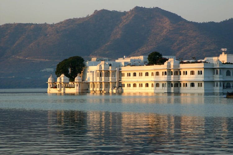 taj lake palace most luxurious of hotels in udaipur