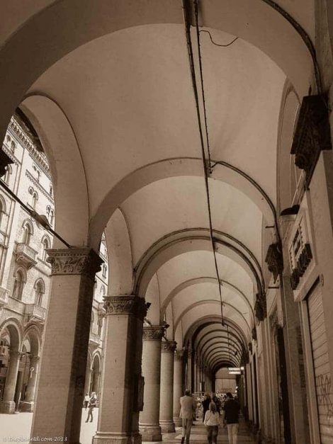 bologna sightseeing strolling porticoes