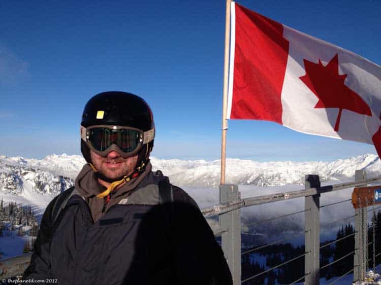 dave na montanha em whistler com bandeira canadiana