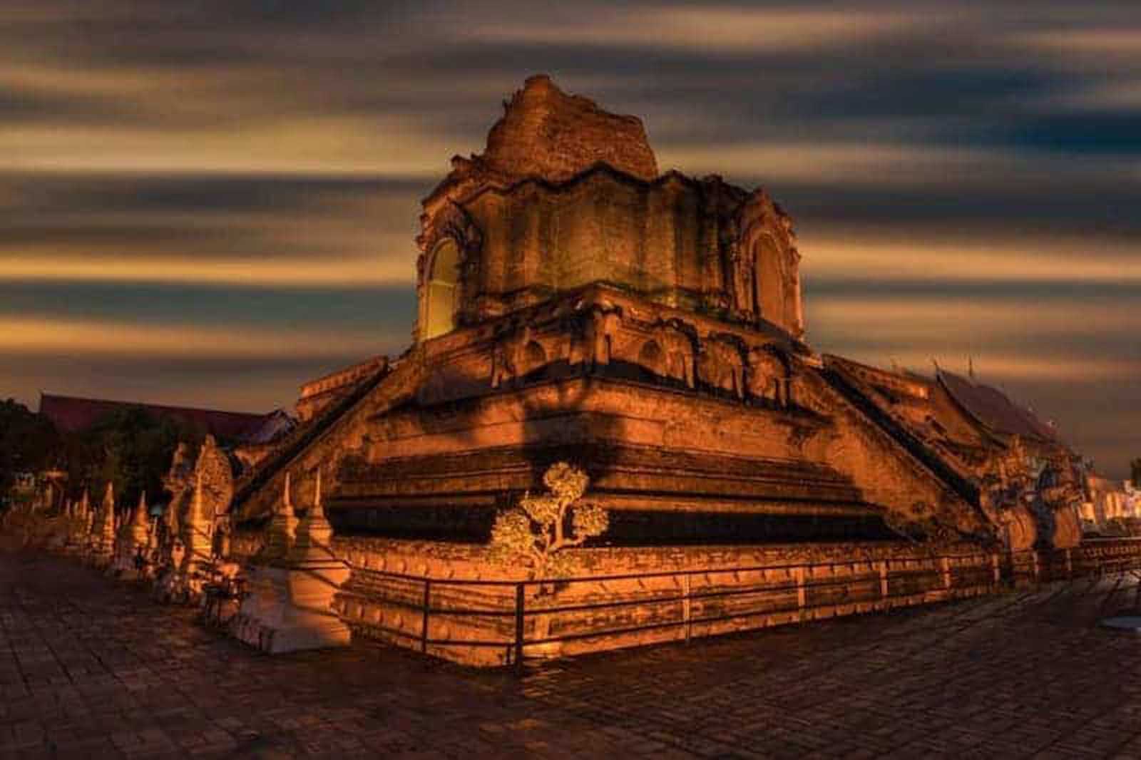 chiang mai temple at night